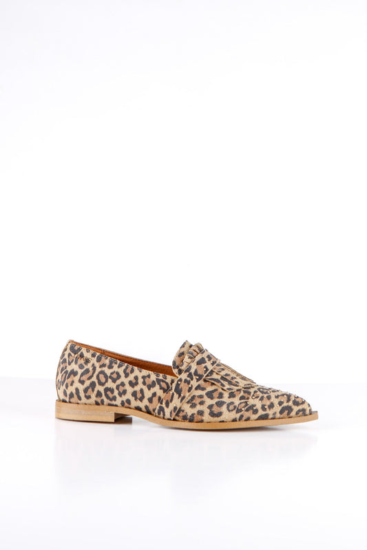 DWRS PORT CROS leopard suède leren instapper dames met franjes en studs detail zijaanzicht.