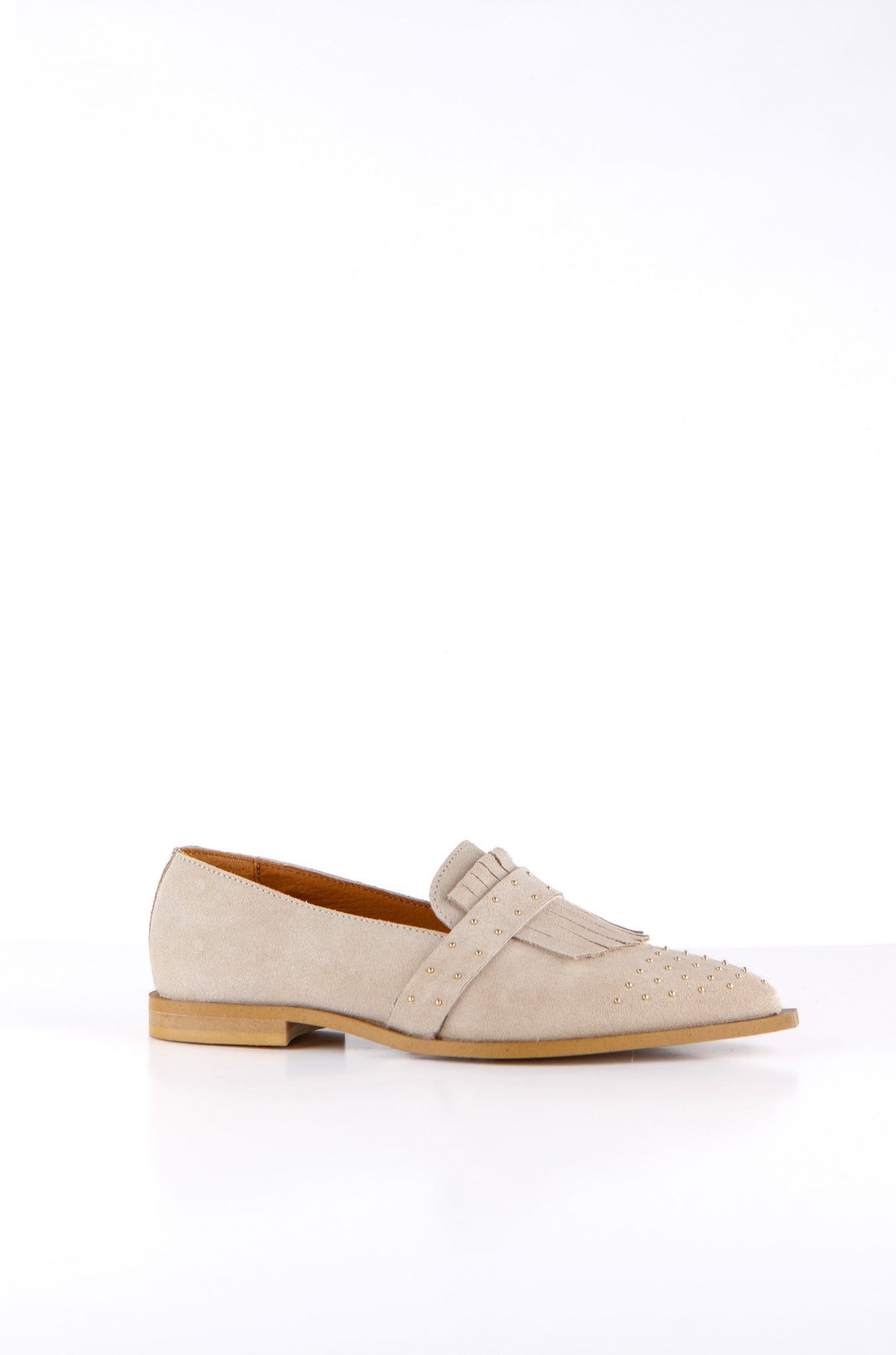 DWRS PORT CROS sand suède leren instapper dames met franjes en studs detail zijaanzicht.