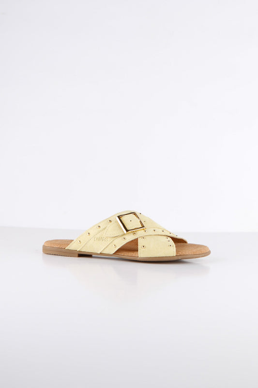DWRS MICCO butter gele suède leren slipper dames met studs en gouden gesp detail.
