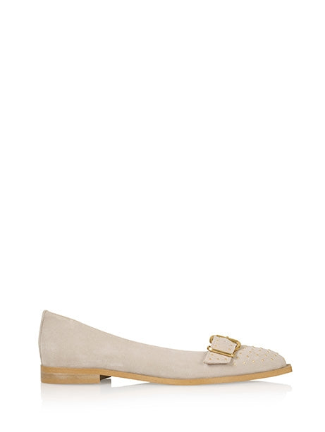 DWRS PORT VILA sand suède leren instapper dames met studs en gesp detail zijaanzicht.